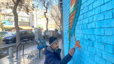 او رنگ رویا به خیال شهر می‌پاشد