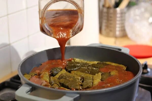 طرز تهیه دلمه برگ مو با چاشنی رب انار