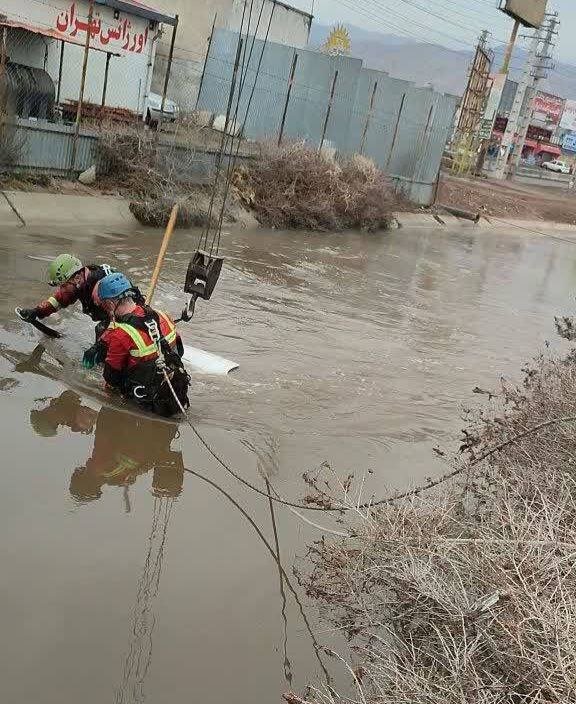 سقوط خودروی رانا به داخل کانال آب در جاده خاوران