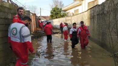 تصاویری از امداد رسانی هلال احمر به سیل زدگان خمامی