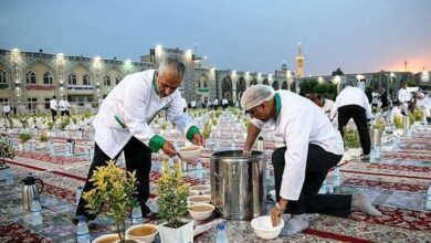 ویدیو/ توزیع ۱۰۰۰۰ افطاری و گل‌آرایی حرم رضوی در شب میلادامام حسن (ع)