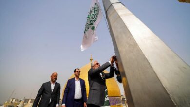 تصاویر زیبا از برافراشتن پرچم عید غدیر خم در حرم امام علی(ع)