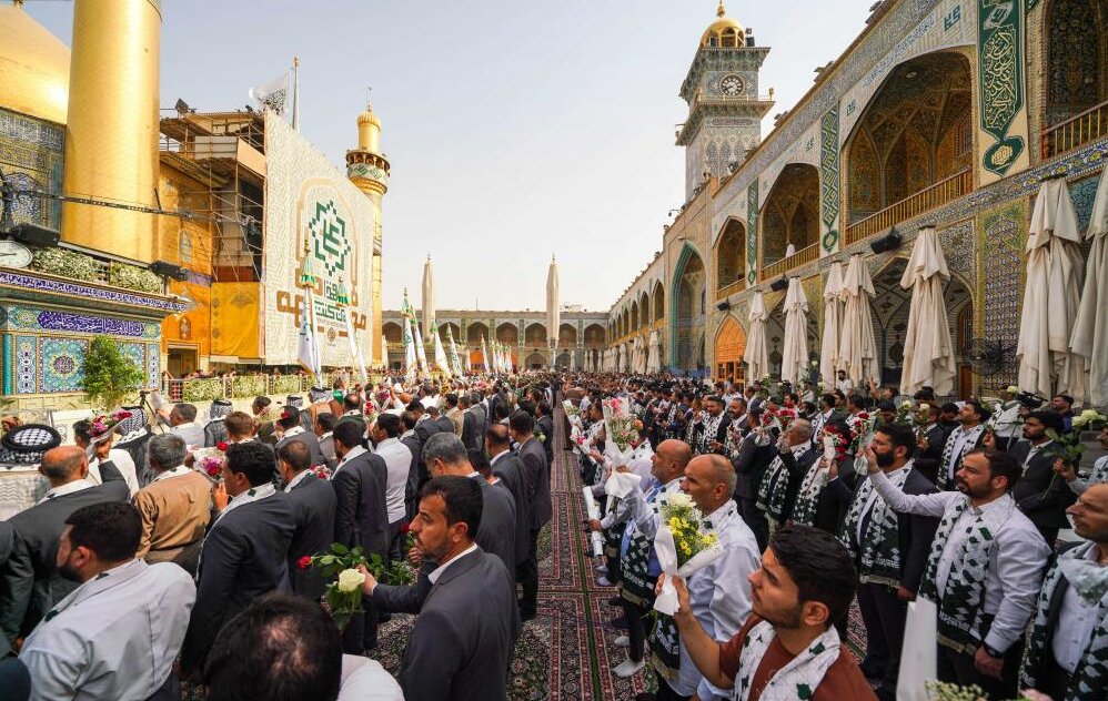 تصاویر زیبا از برافراشتن پرچم عید غدیر خم در حرم امام علی(ع)